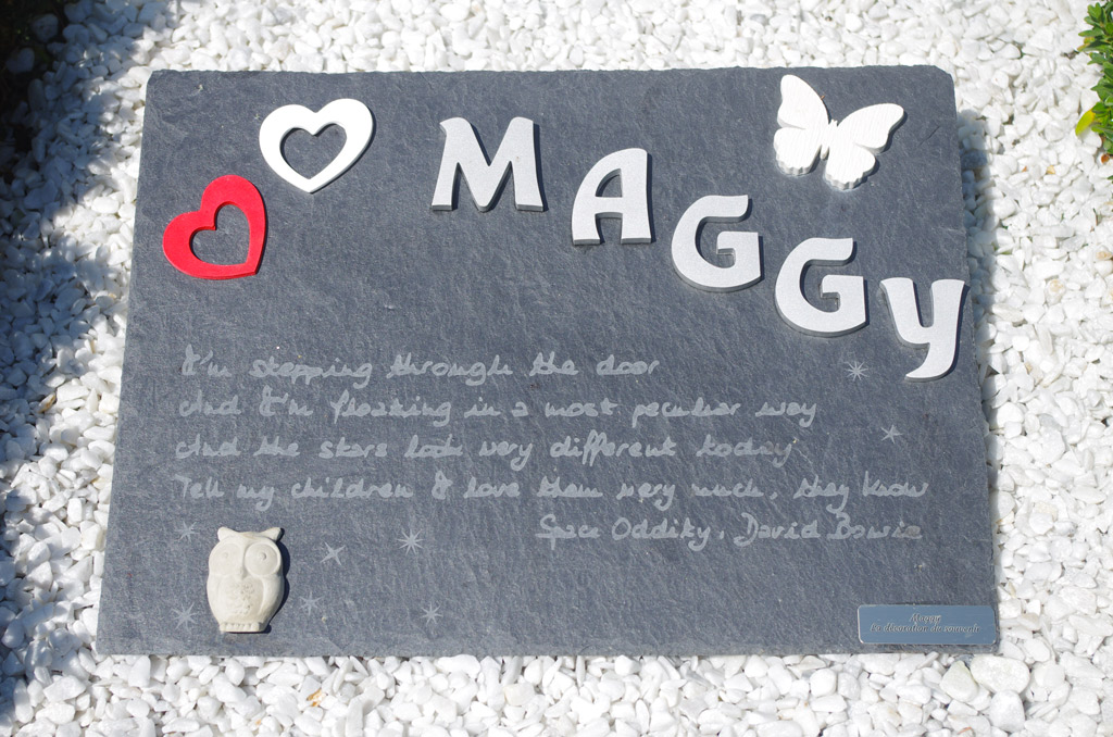 pierre tombale en ardoise pour Maggy sur gravier