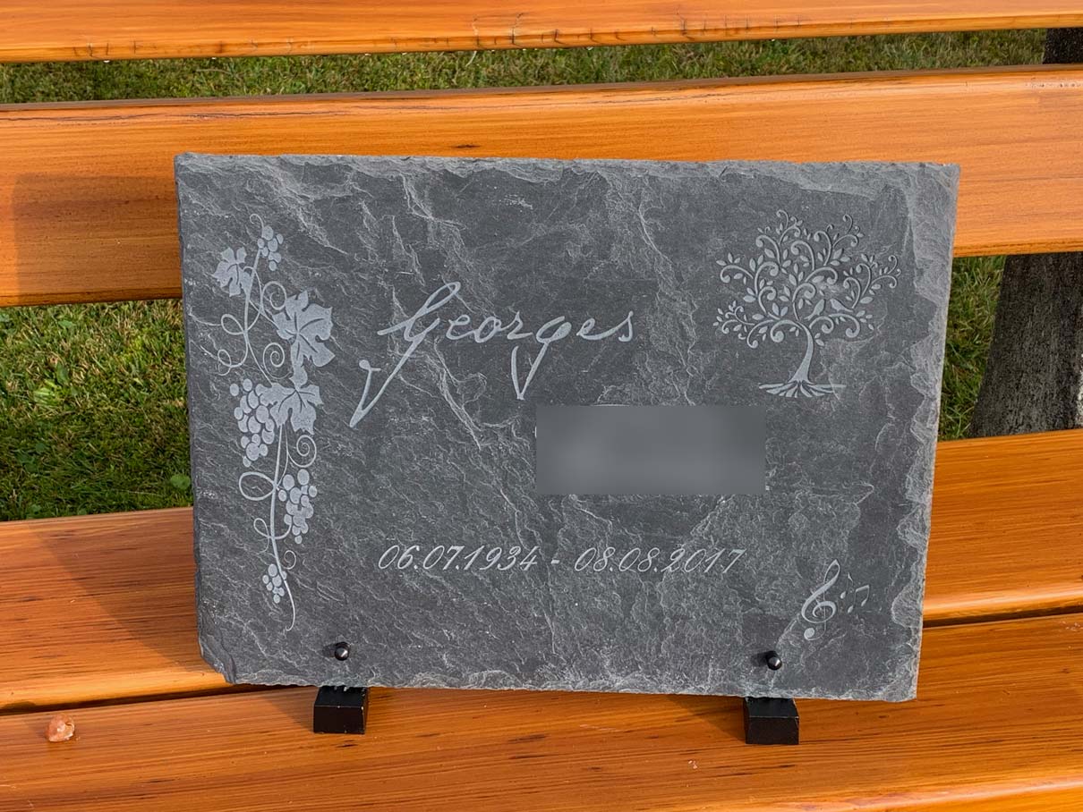 pierre tombale en ardoise avec écriture personnalisée, vigne et arbre de vie
