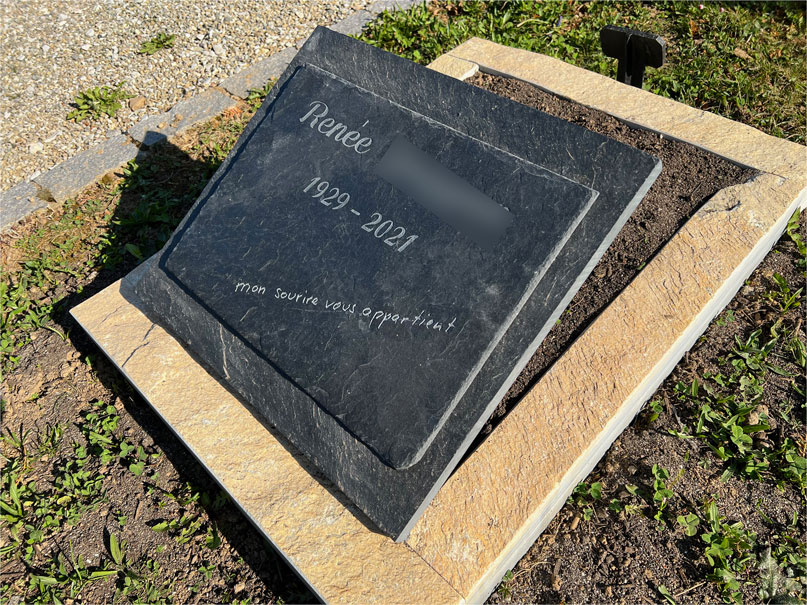 pierre tombale en ardoise sur tombe avec 2 ardoises plaquées