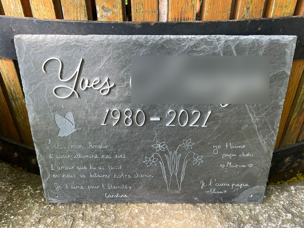 pierre tombale en ardoise avec narcisses, textes d'enfants et lettres en alu