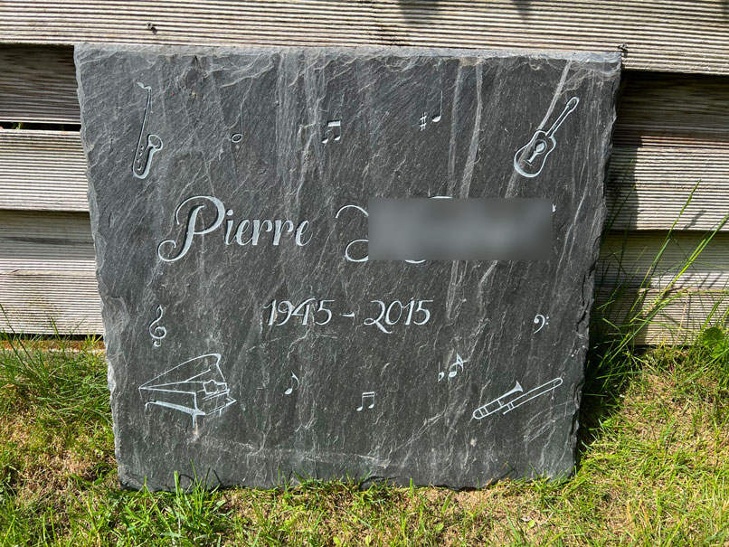 pierre tombale en ardoise personnalisée avec instruments de musique