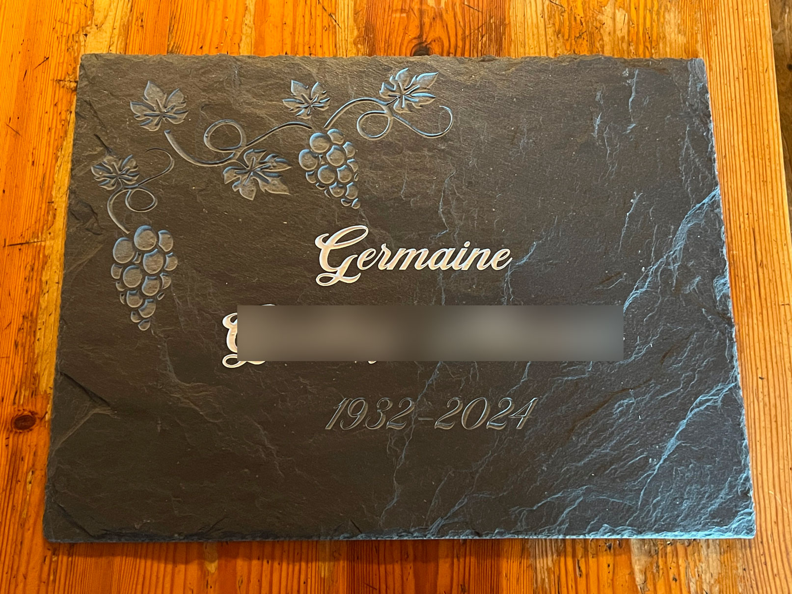 pierre tombale en ardoise avec raisin et feuilles de vigne